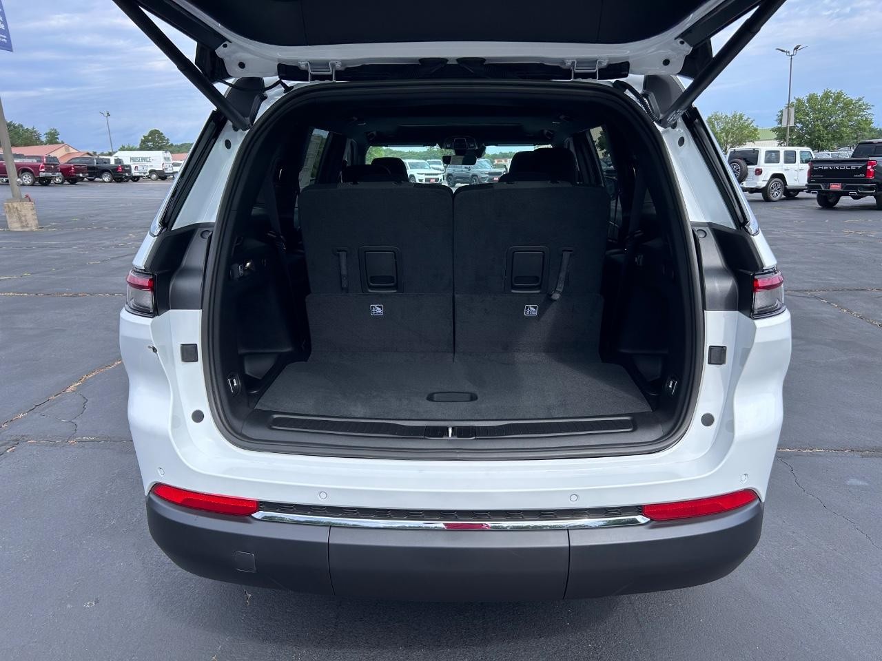 2025 Bright White Clearcoat Jeep Grand Cherokee L Laredo X 4X4 SUV