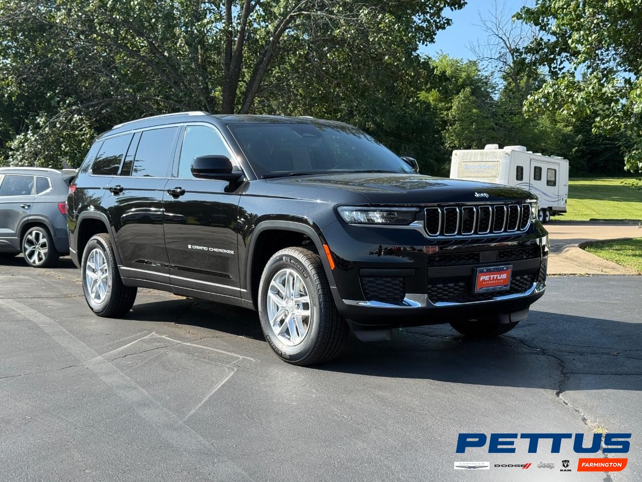 2025 Diamond Black Crystal Pearlcoat Jeep Grand Cherokee L Laredo SUV