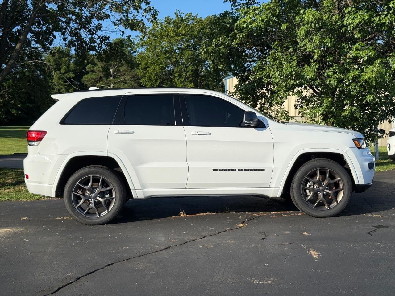 2021 Jeep Grand Cherokee Anniversary Edition photo 2