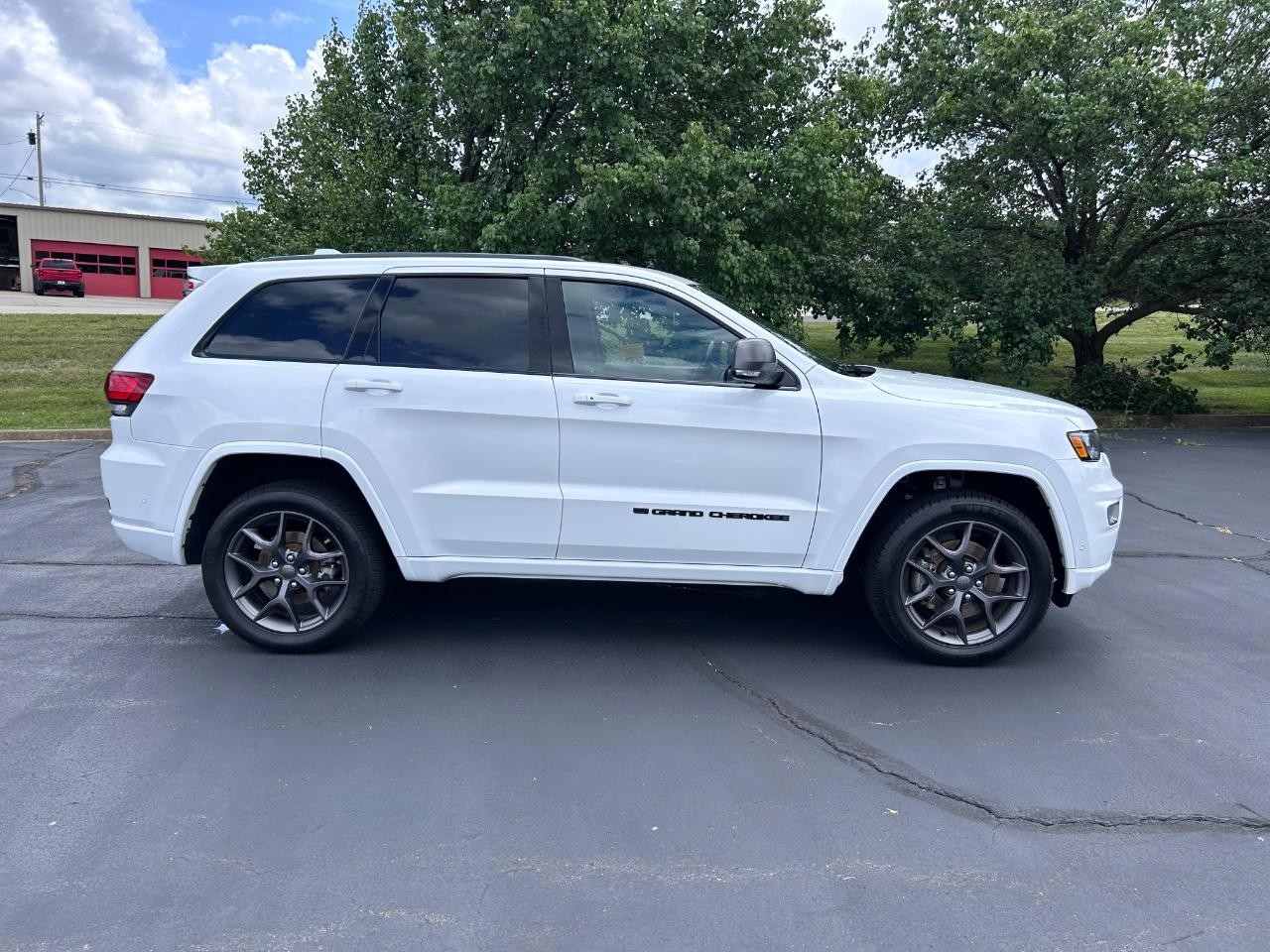 2021 Jeep Grand Cherokee Anniversary Edition photo 2