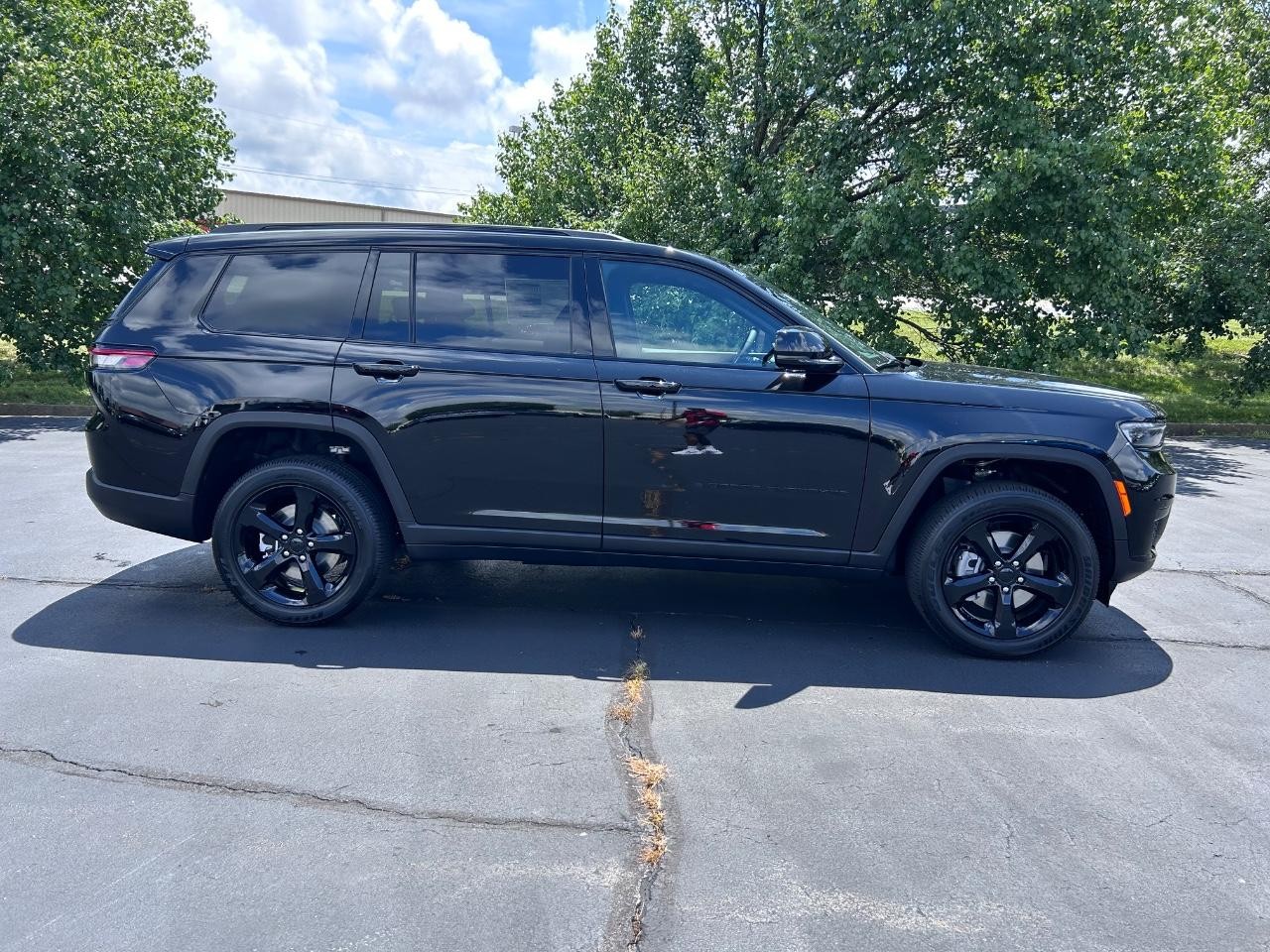 2025 Diamond Black Crystal Pearlcoat Jeep Grand Cherokee L Altitude X 4X4 SUV
