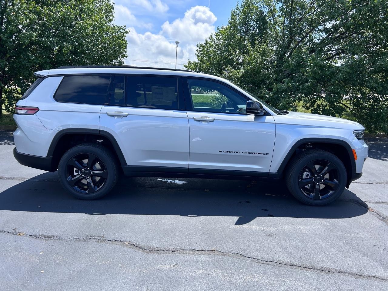 2025 Silver Zynith Jeep Grand Cherokee L Altitude X 4X4 SUV