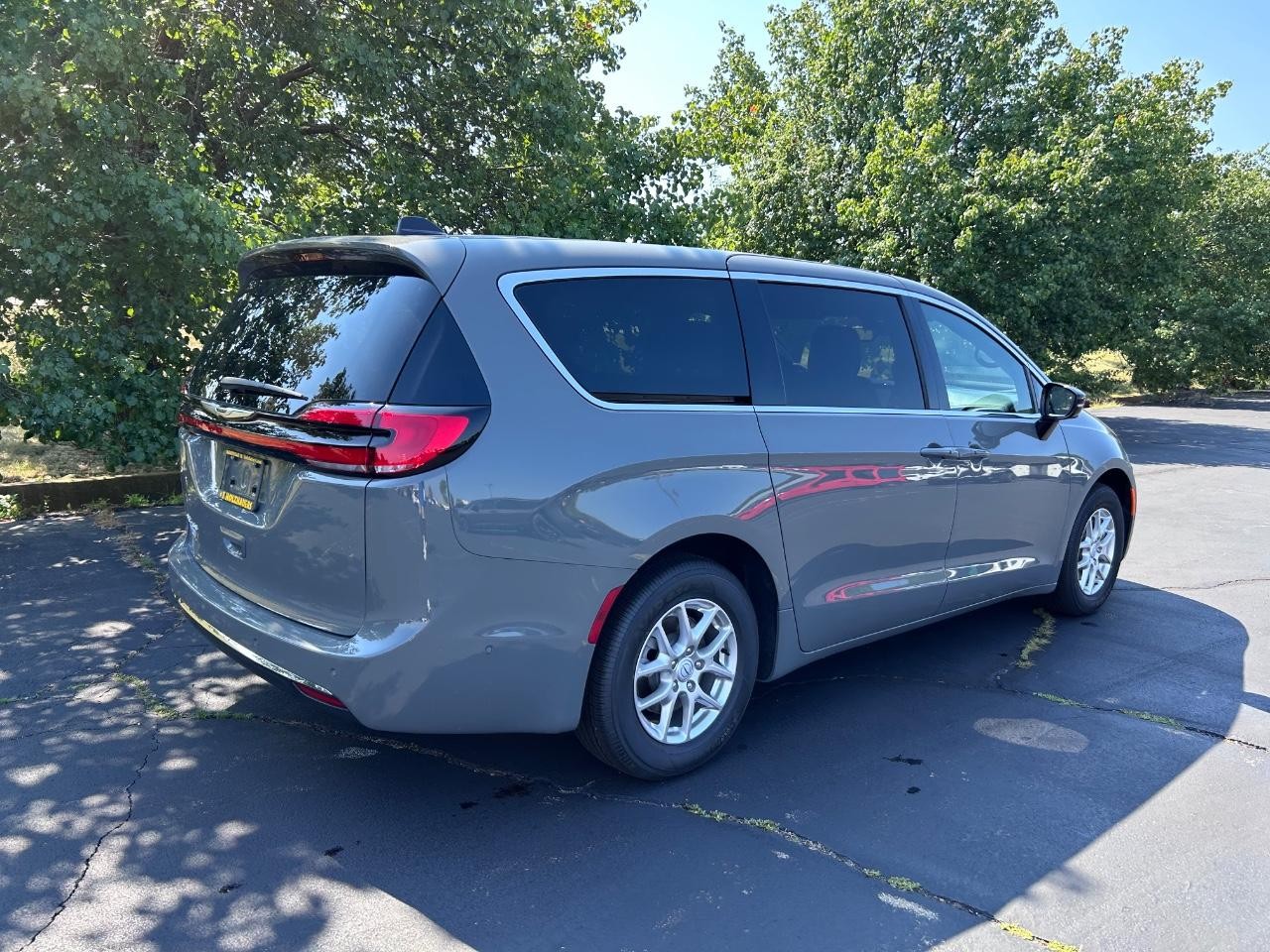 2025 Ceramic Gray Clearcoat Chrysler Pacifica Select FWD Van