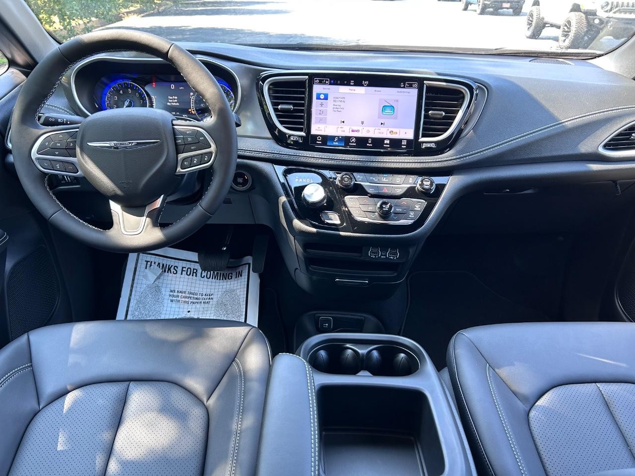 2025 Ceramic Gray Clearcoat Chrysler Pacifica Select FWD Van