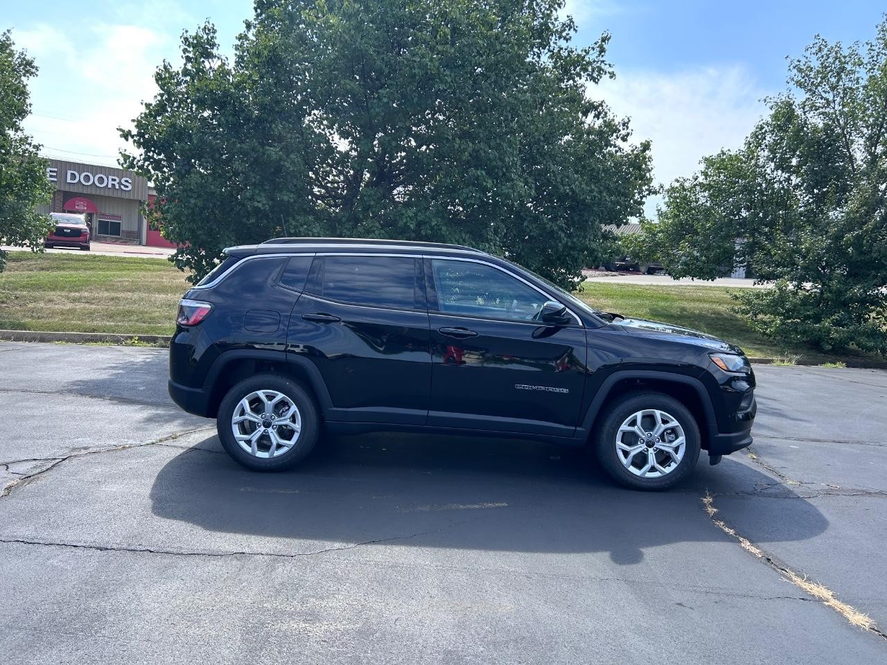2025 Diamond Black Crystal Pearlcoat Jeep Compass Latitude 4X4 SUV