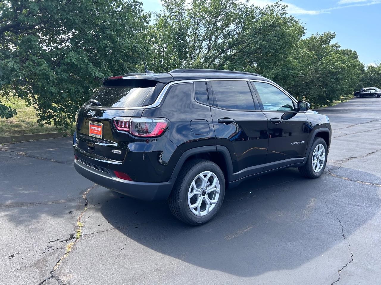 2025 Diamond Black Crystal Pearlcoat Jeep Compass Latitude 4X4 SUV