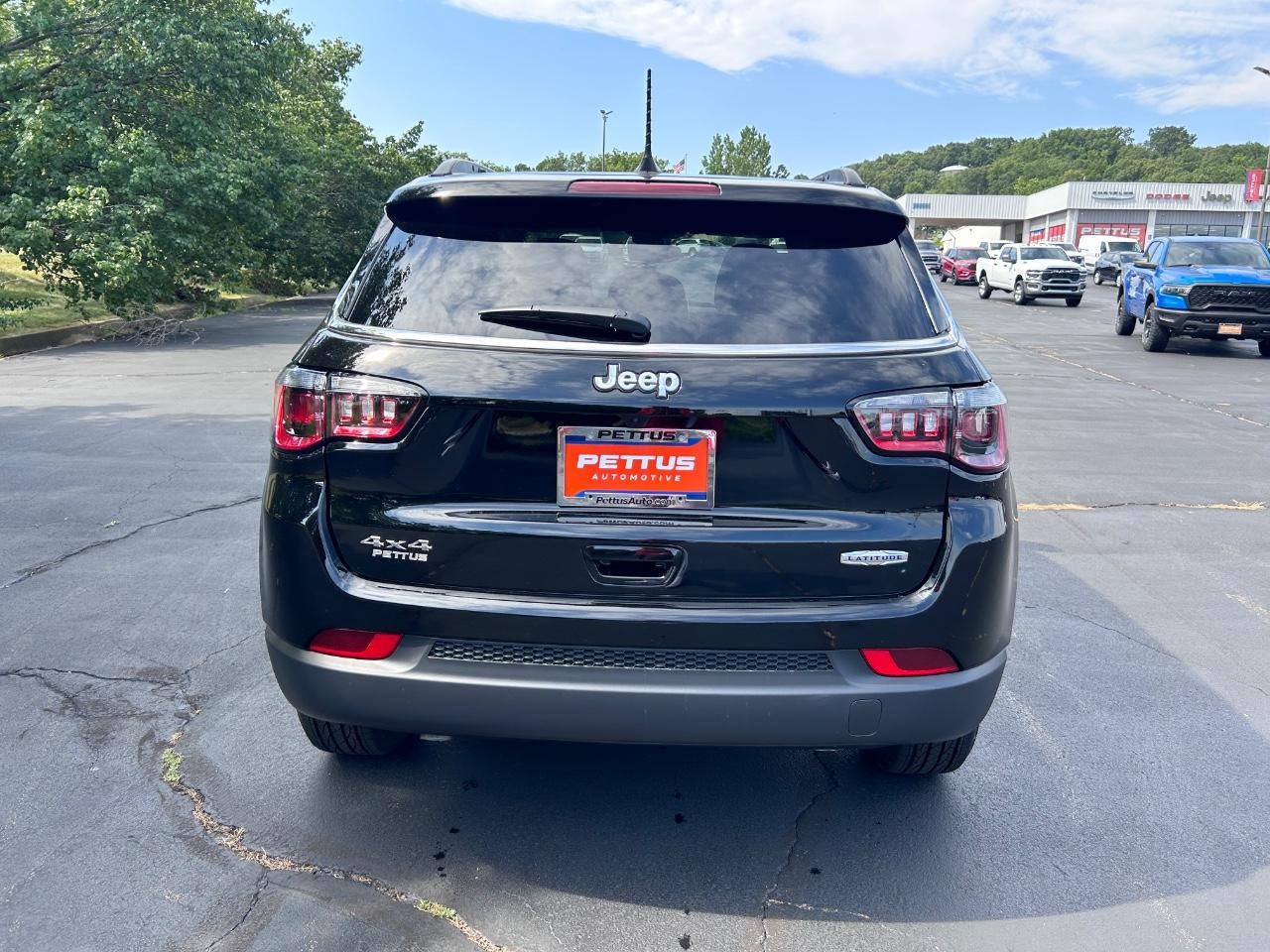 2025 Diamond Black Crystal Pearlcoat Jeep Compass Latitude 4X4 SUV