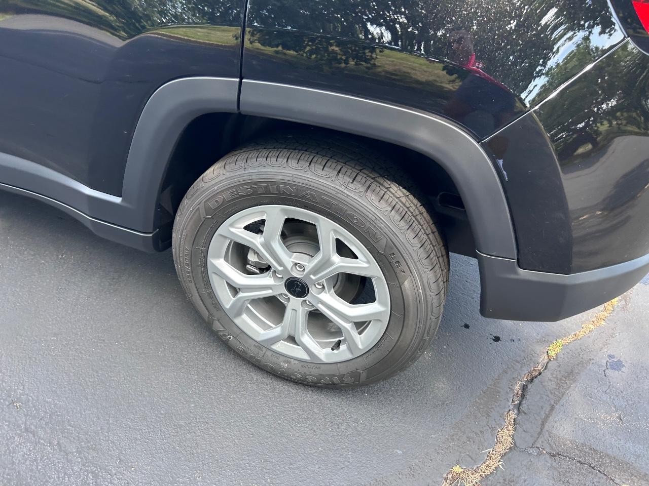 2025 Diamond Black Crystal Pearlcoat Jeep Compass Latitude 4X4 SUV
