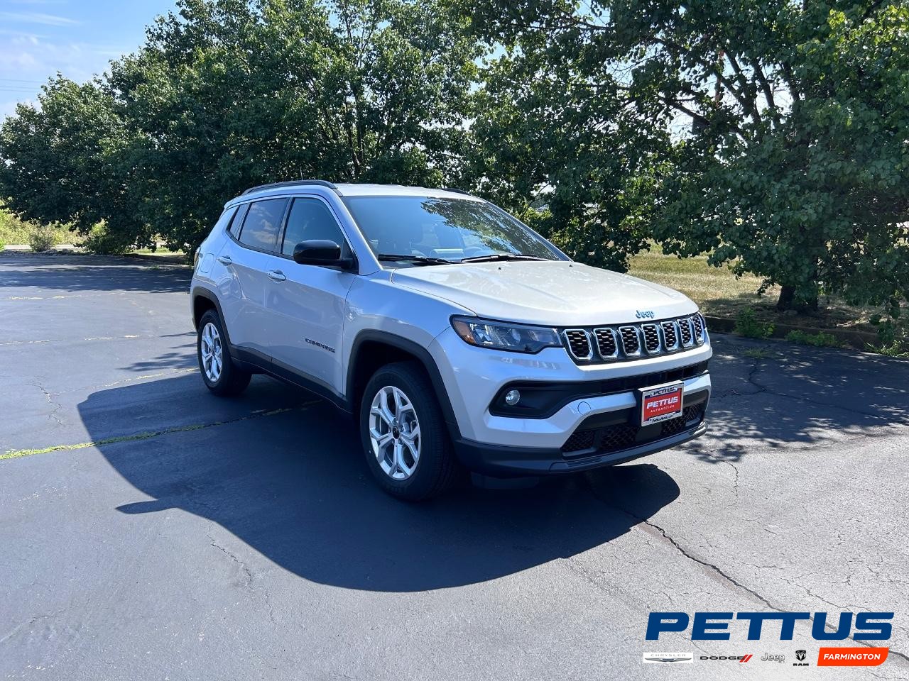 2025 Silver Zynith Metallic Clearcoat Jeep Compass Latitude SUV
