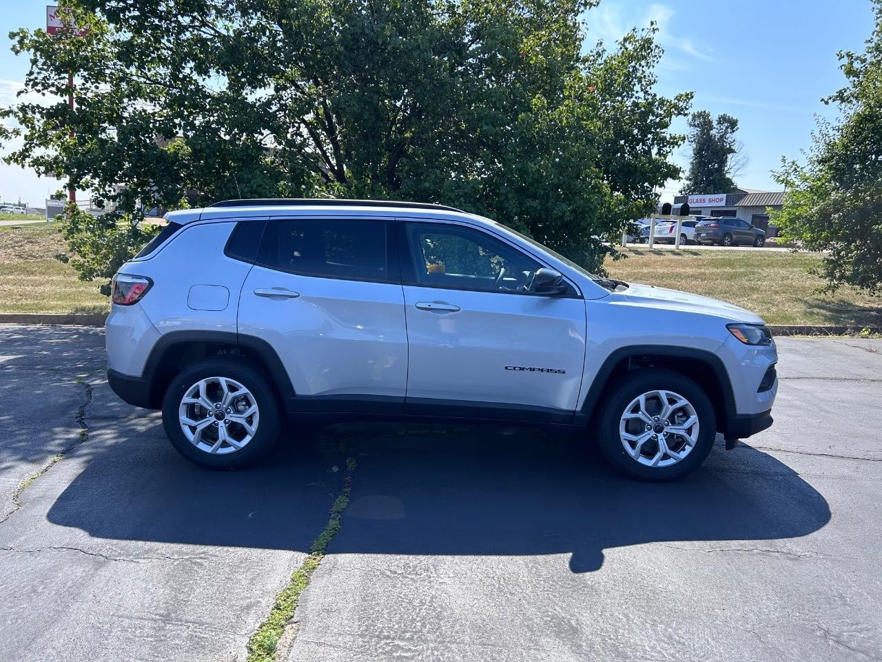 2025 Silver Zynith Metallic Clearcoat Jeep Compass Latitude 4X4 SUV