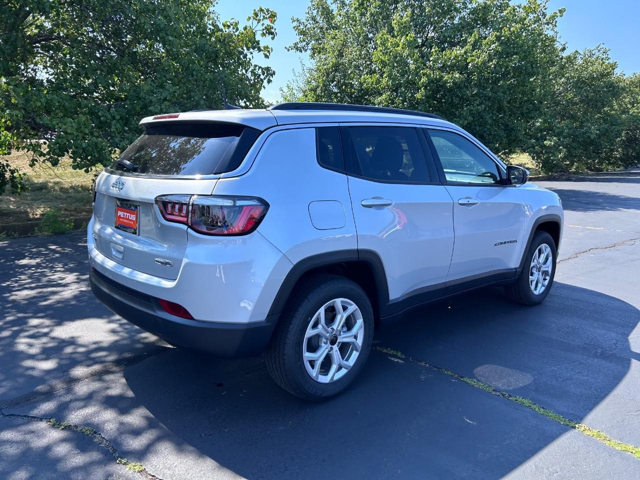 2025 Silver Zynith Metallic Clearcoat Jeep Compass Latitude 4X4 SUV