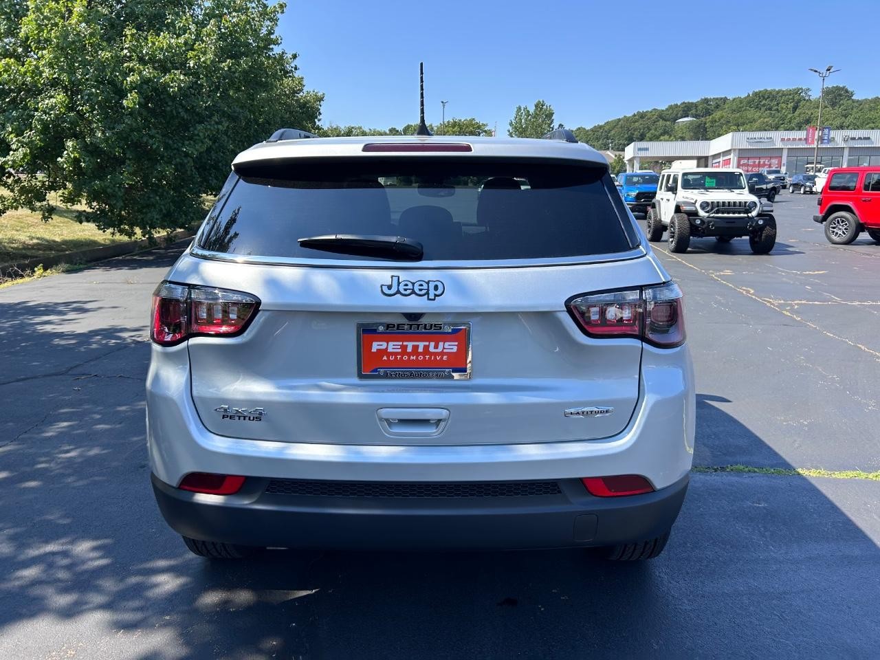 2025 Silver Zynith Metallic Clearcoat Jeep Compass Latitude 4X4 SUV