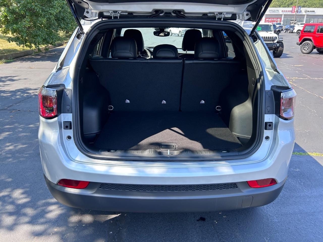 2025 Silver Zynith Metallic Clearcoat Jeep Compass Latitude 4X4 SUV