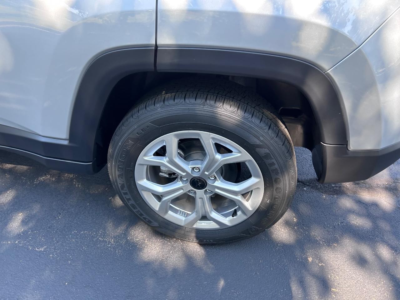 2025 Silver Zynith Metallic Clearcoat Jeep Compass Latitude 4X4 SUV