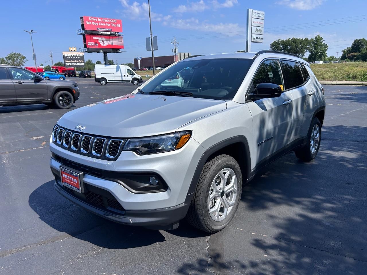 2025 Silver Zynith Metallic Clearcoat Jeep Compass Latitude 4X4 SUV