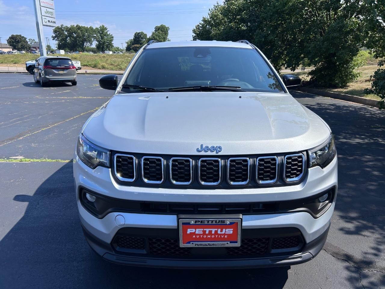 2025 Silver Zynith Metallic Clearcoat Jeep Compass Latitude 4X4 SUV