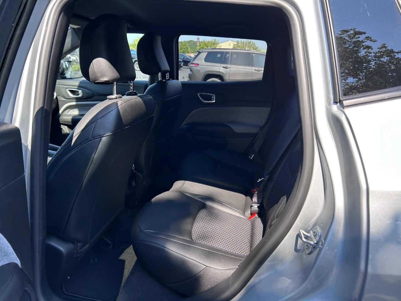 2025 Silver Zynith Metallic Clearcoat Jeep Compass Latitude 4X4 SUV