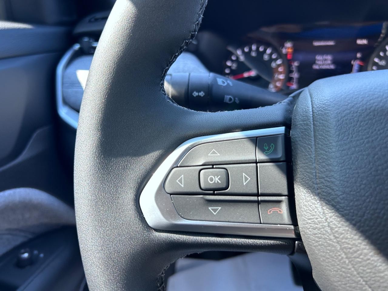 2025 Silver Zynith Metallic Clearcoat Jeep Compass Latitude 4X4 SUV