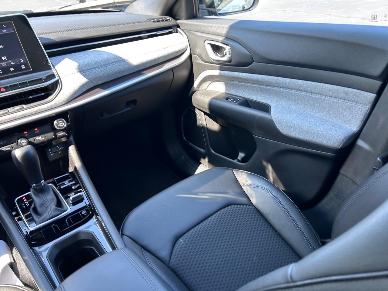 2025 Silver Zynith Metallic Clearcoat Jeep Compass Latitude 4X4 SUV