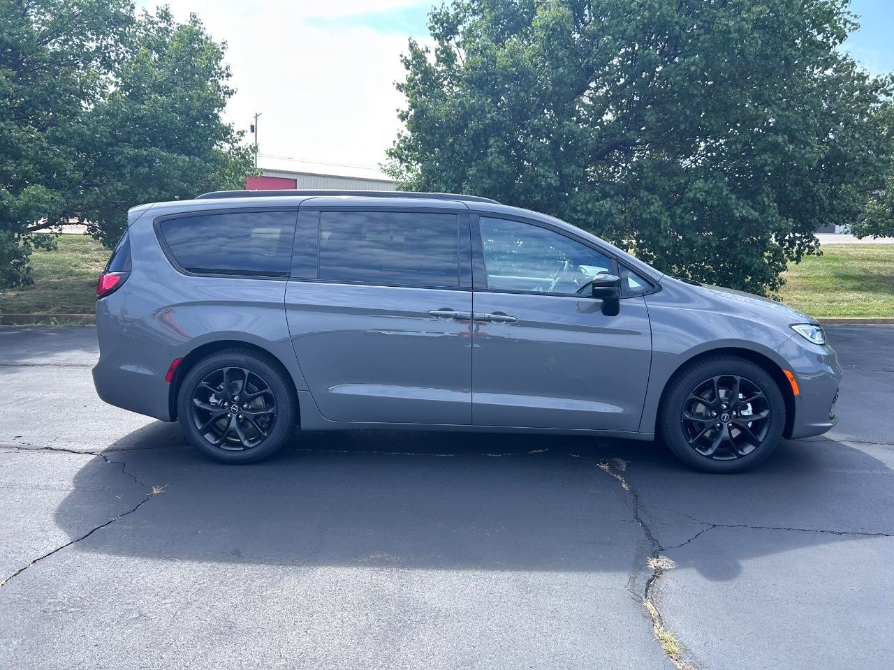 2025 Ceramic Gray Clearcoat Chrysler Pacifica Limited FWD Van