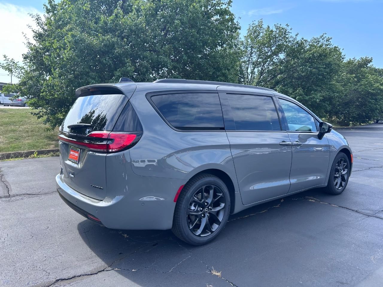 2025 Ceramic Gray Clearcoat Chrysler Pacifica Limited FWD Van