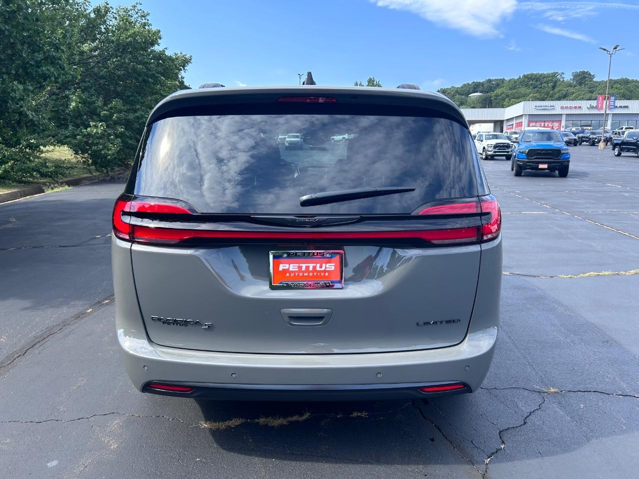 2025 Ceramic Gray Clearcoat Chrysler Pacifica Limited FWD Van