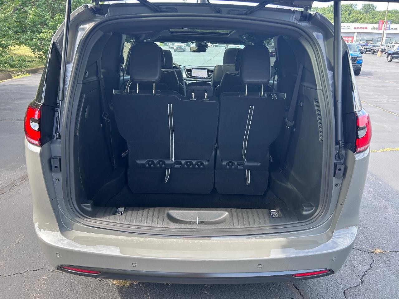 2025 Ceramic Gray Clearcoat Chrysler Pacifica Limited FWD Van