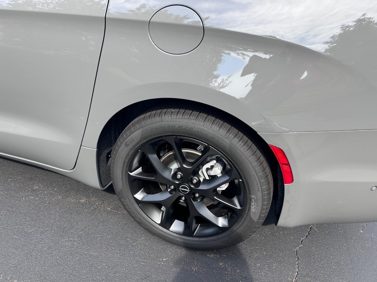 2025 Ceramic Gray Clearcoat Chrysler Pacifica Limited FWD Van