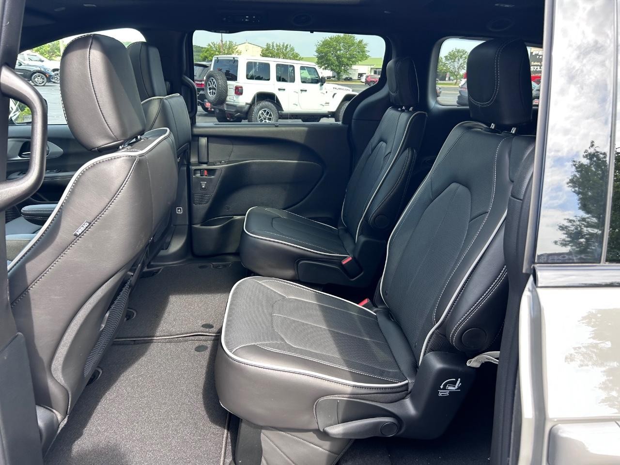 2025 Ceramic Gray Clearcoat Chrysler Pacifica Limited FWD Van