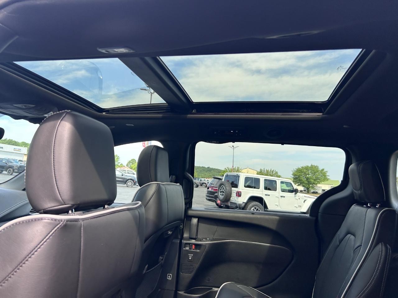 2025 Ceramic Gray Clearcoat Chrysler Pacifica Limited FWD Van