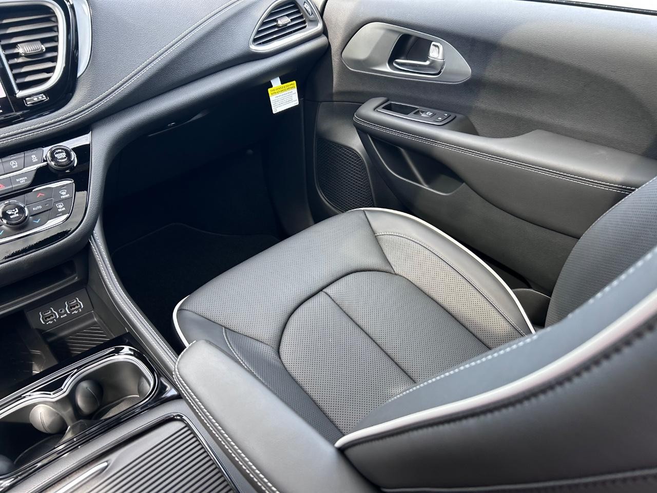 2025 Ceramic Gray Clearcoat Chrysler Pacifica Limited FWD Van