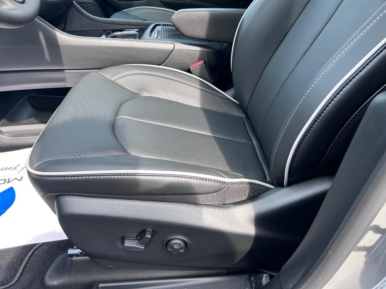 2025 Ceramic Gray Clearcoat Chrysler Pacifica Limited FWD Van
