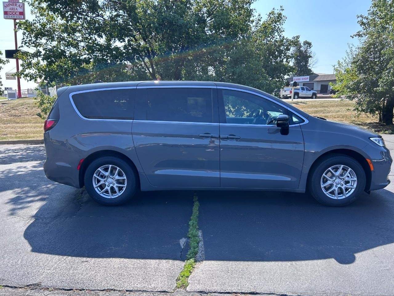 2025 Chrysler Pacifica photo 2