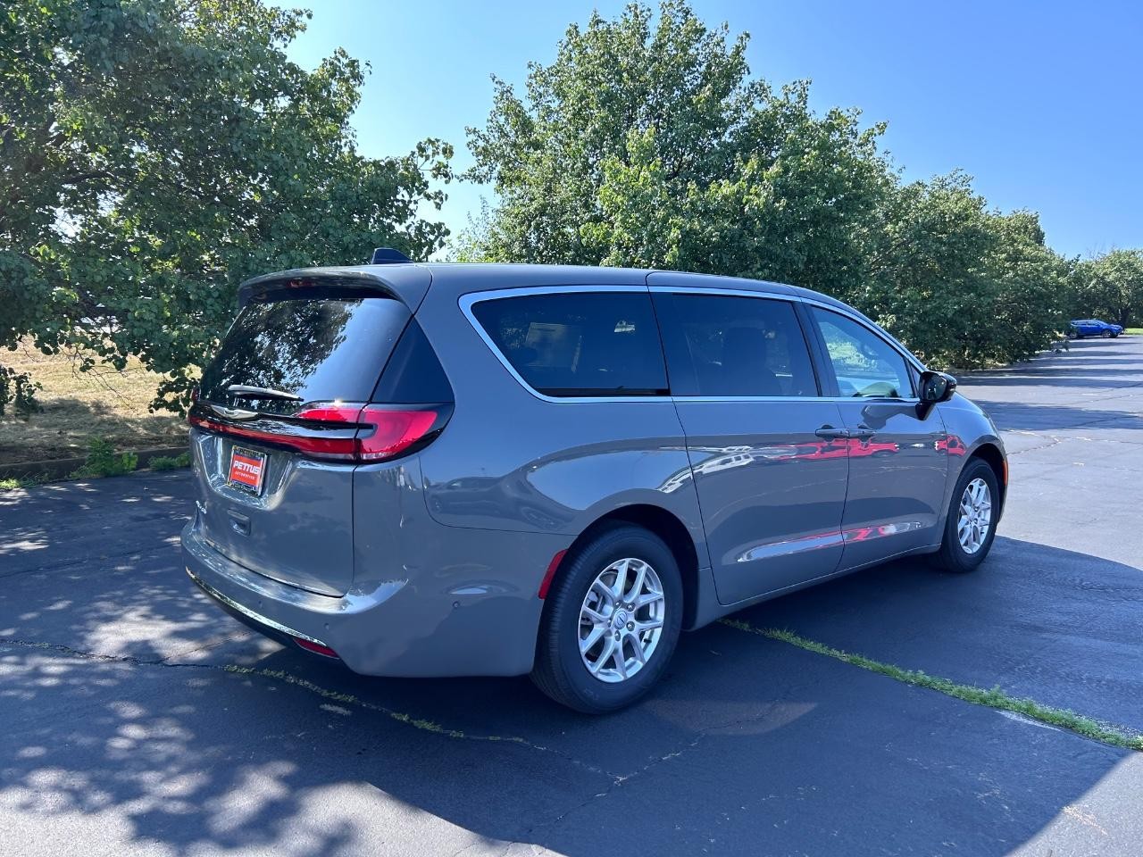 2025 Chrysler Pacifica photo 3