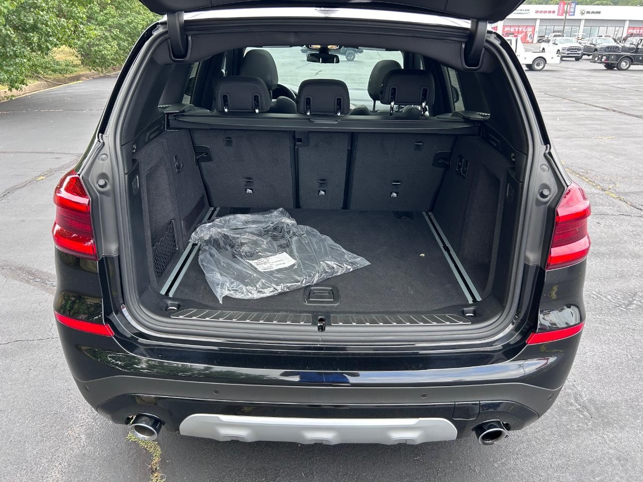 BMW X3 Vehicle Full-screen Gallery Image 05