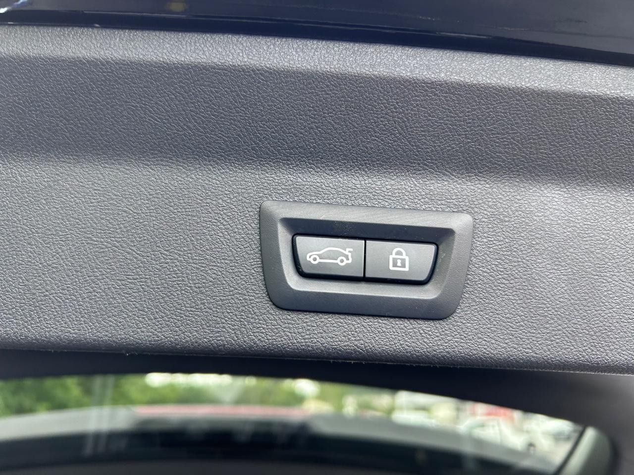 BMW X3 Vehicle Full-screen Gallery Image 06