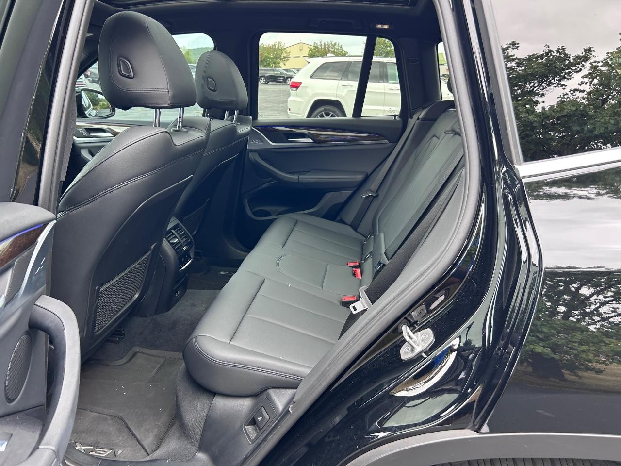 BMW X3 Vehicle Full-screen Gallery Image 10