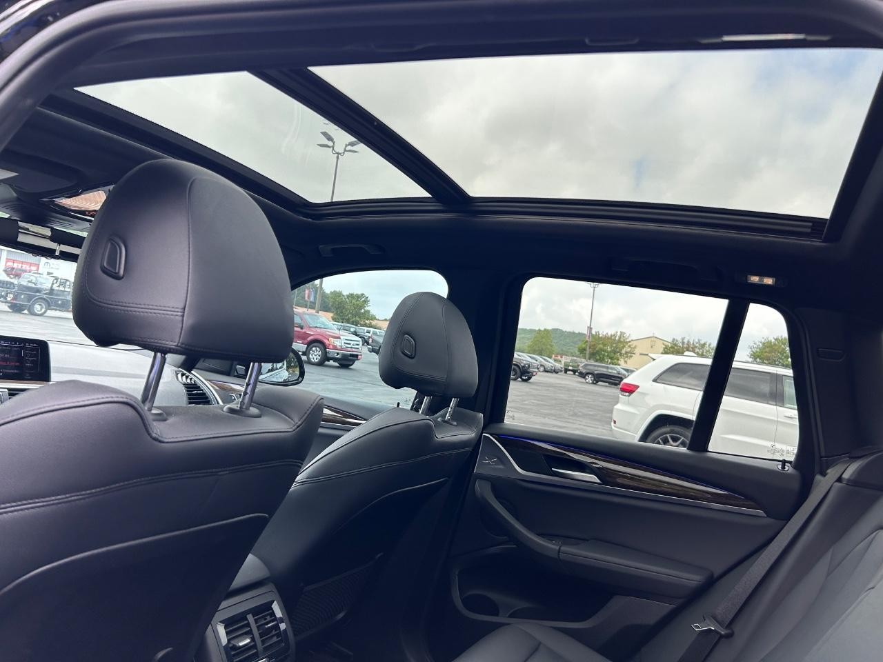 BMW X3 Vehicle Full-screen Gallery Image 11