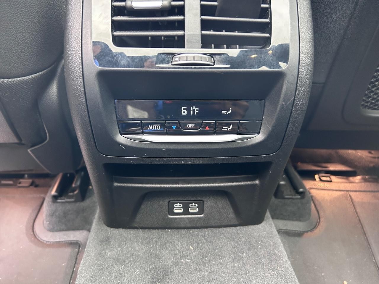 BMW X3 Vehicle Full-screen Gallery Image 12