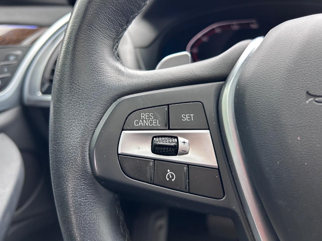 BMW X3 Vehicle Full-screen Gallery Image 15