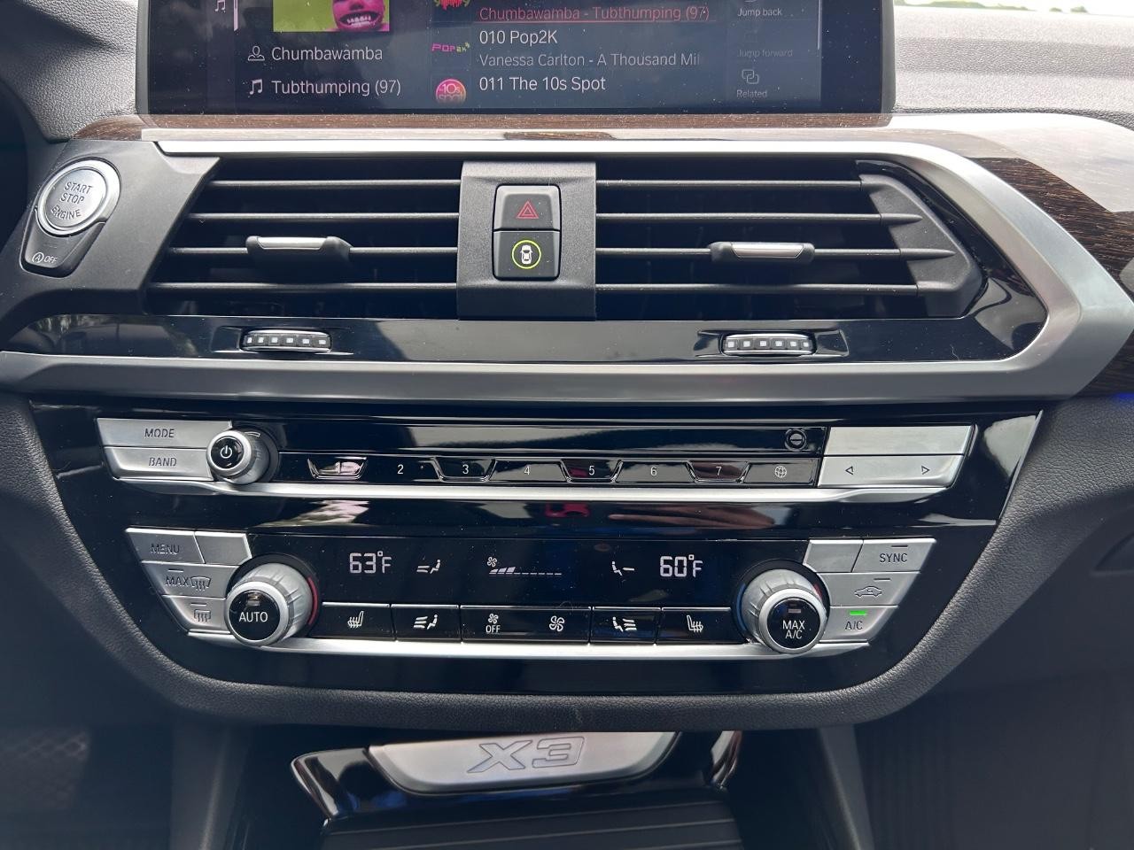 BMW X3 Vehicle Full-screen Gallery Image 19