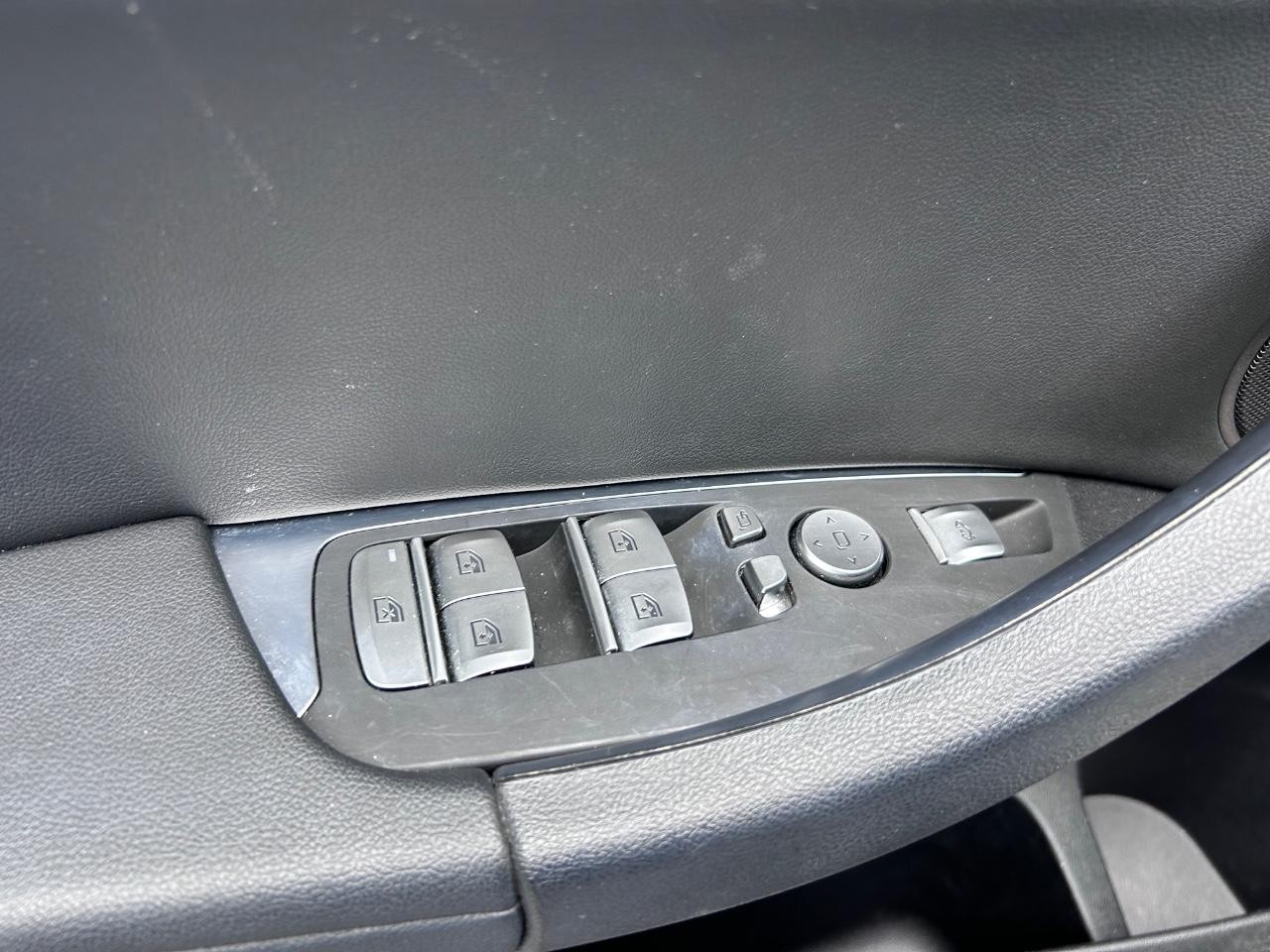 BMW X3 Vehicle Full-screen Gallery Image 22