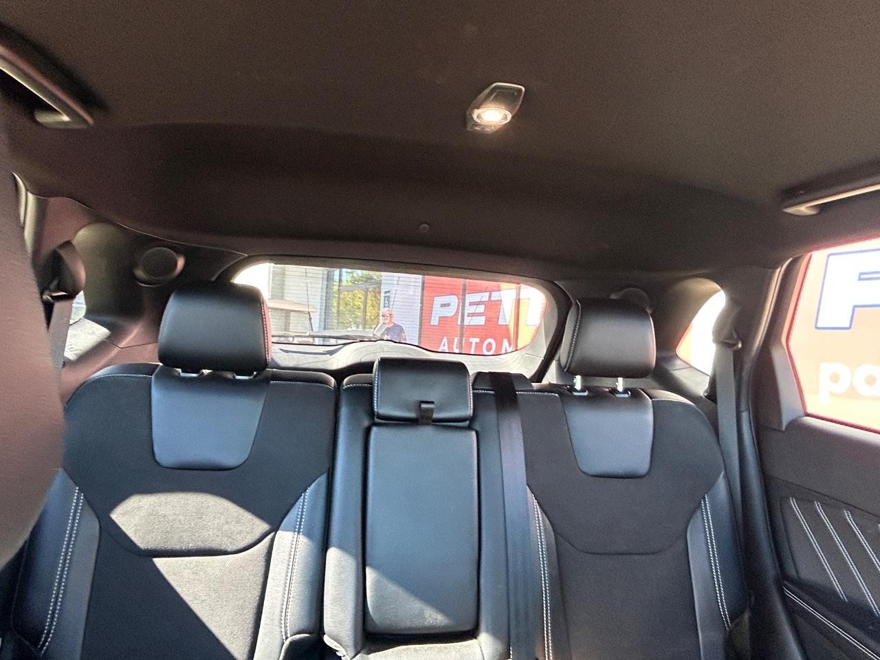 Ford Edge Vehicle Full-screen Gallery Image 12