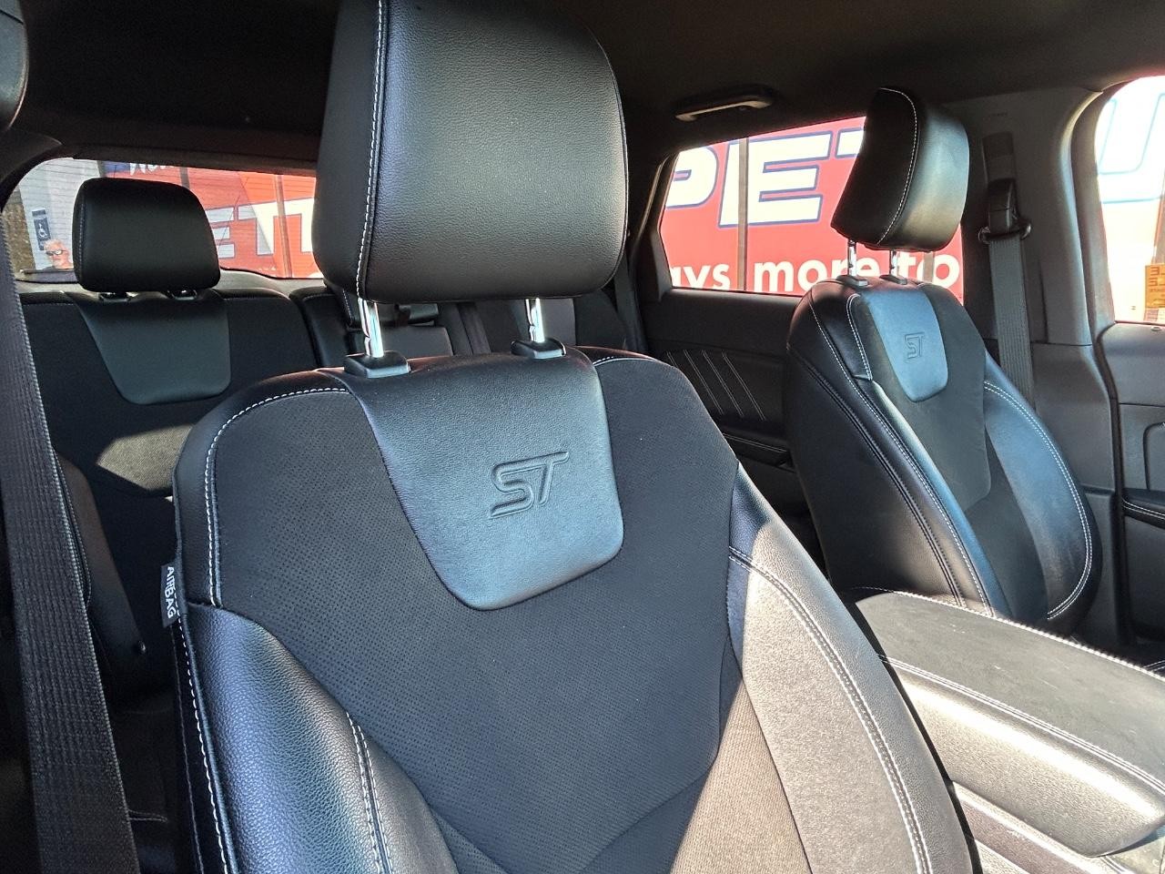 Ford Edge Vehicle Full-screen Gallery Image 13