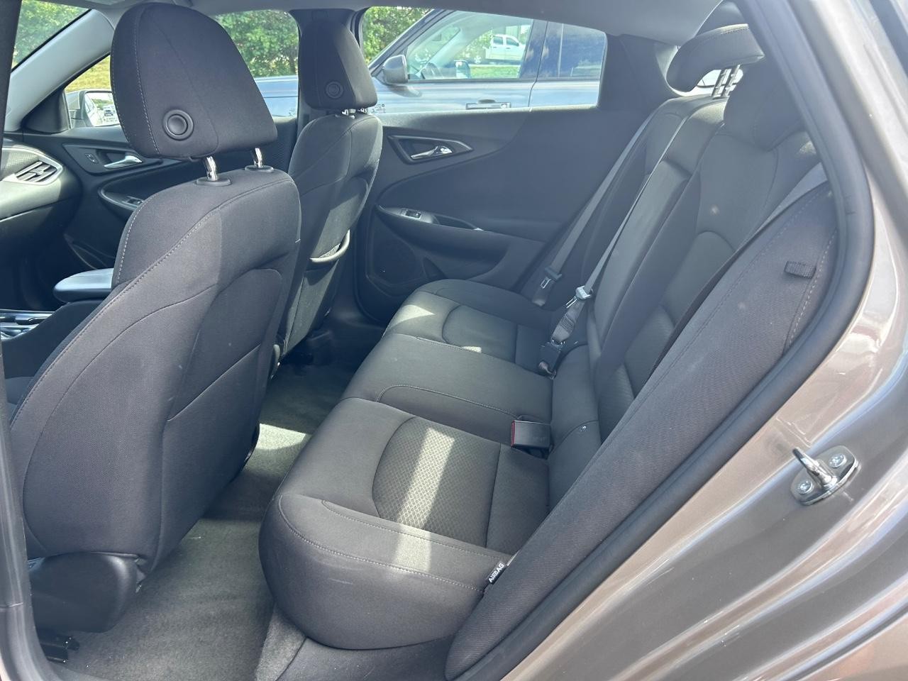 Chevrolet Malibu Vehicle Full-screen Gallery Image 07