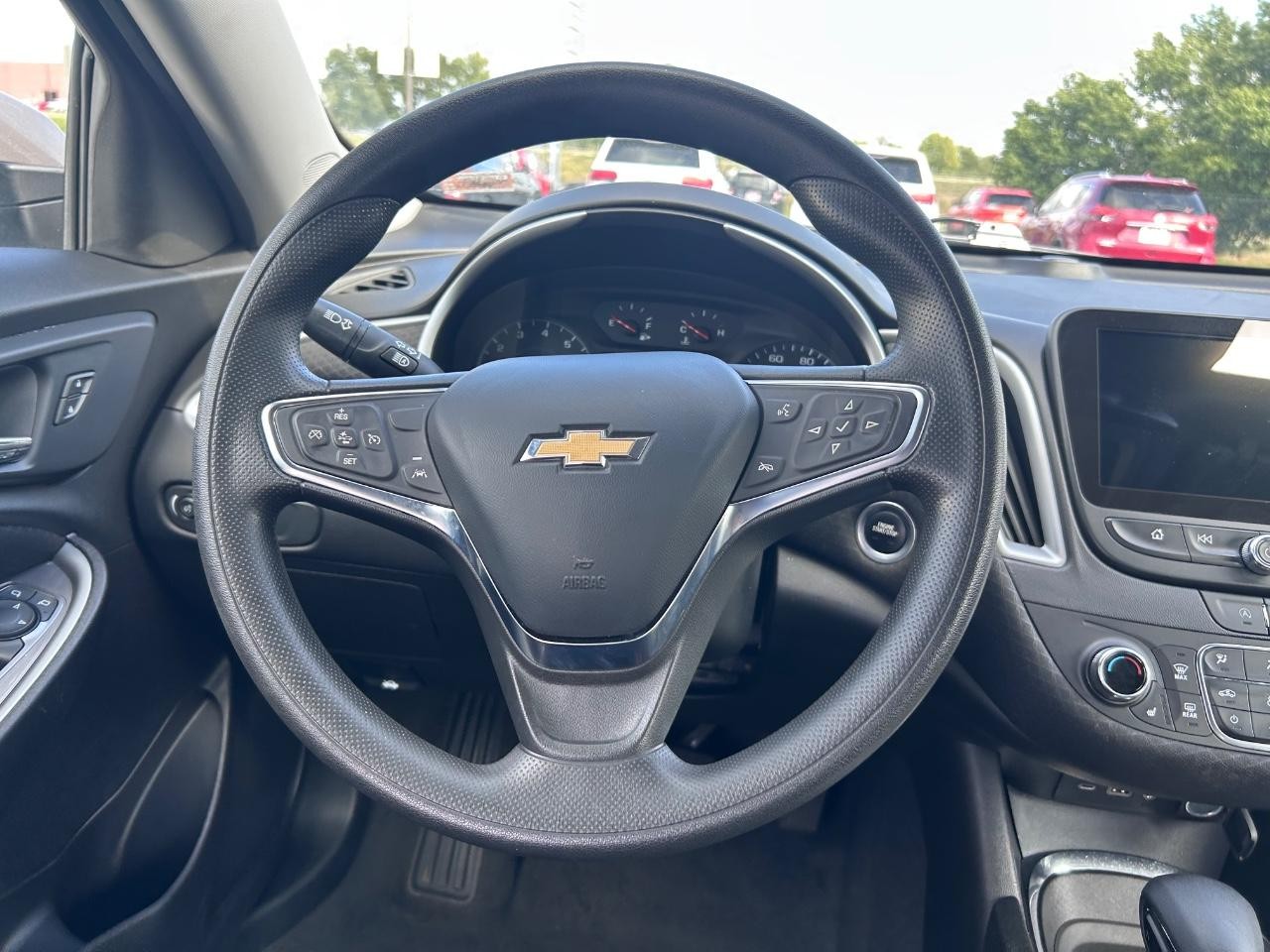 Chevrolet Malibu Vehicle Full-screen Gallery Image 09