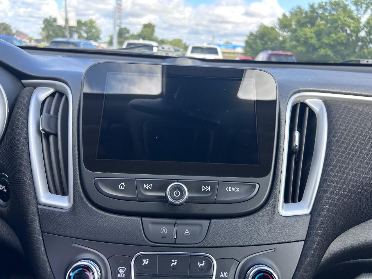 Chevrolet Malibu Vehicle Full-screen Gallery Image 12