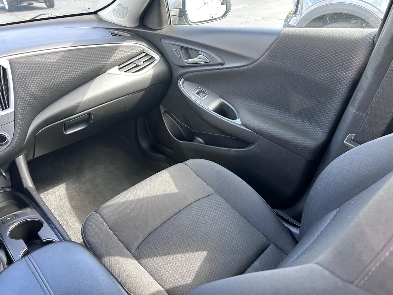 Chevrolet Malibu Vehicle Full-screen Gallery Image 15