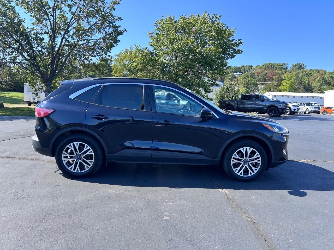 Ford Escape Hybrid Vehicle Full-screen Gallery Image 02