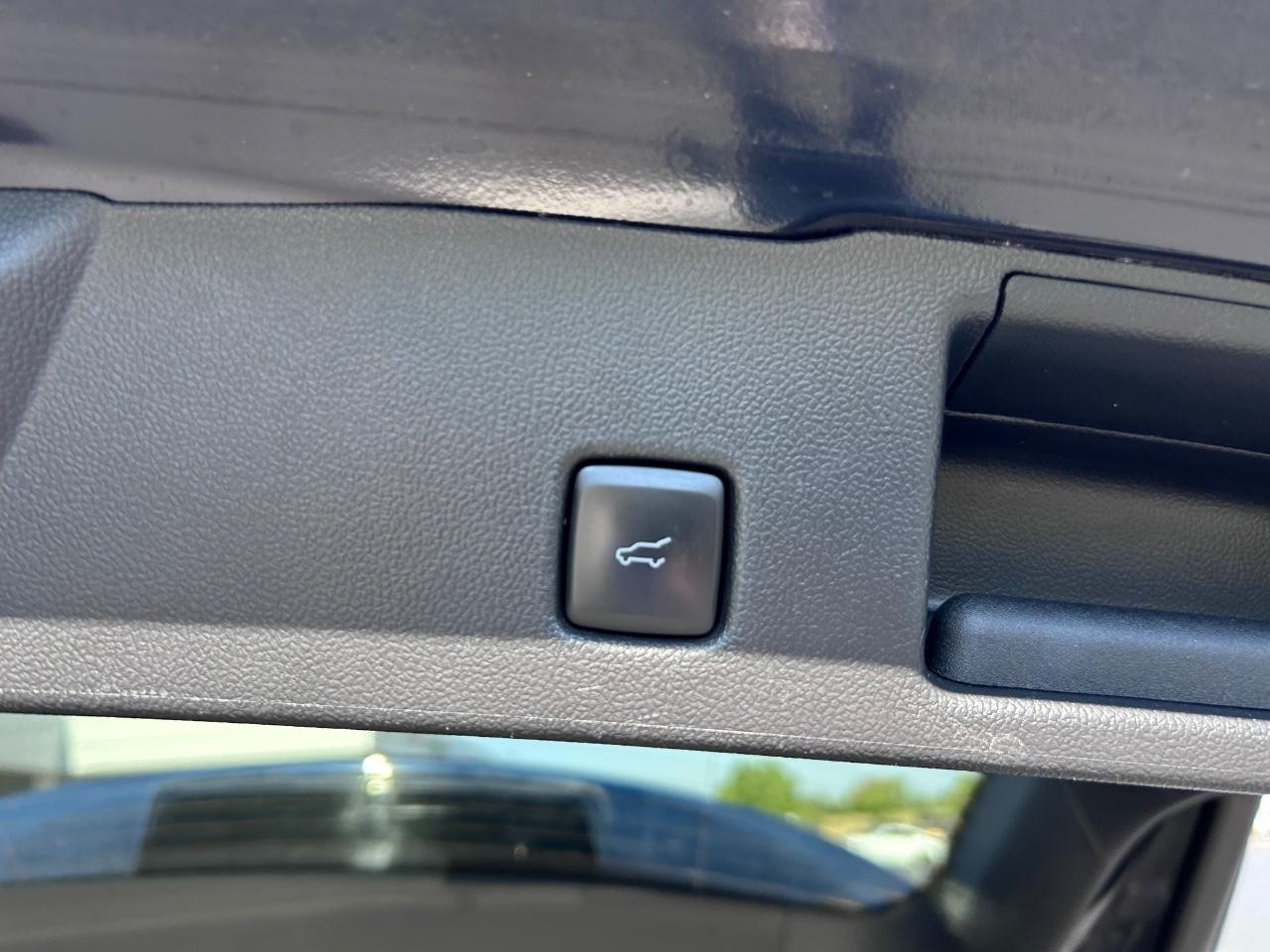 Ford Escape Hybrid Vehicle Full-screen Gallery Image 06